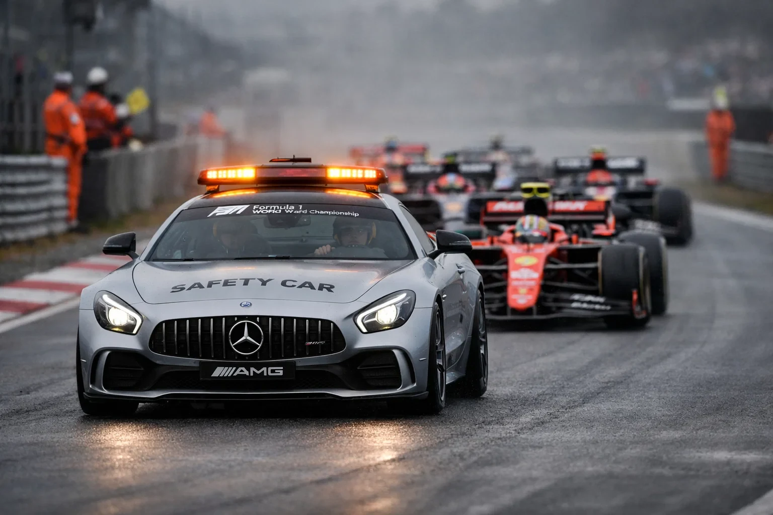 Mercedes Safety Car führt das Feld der Formel 1 Wagen an