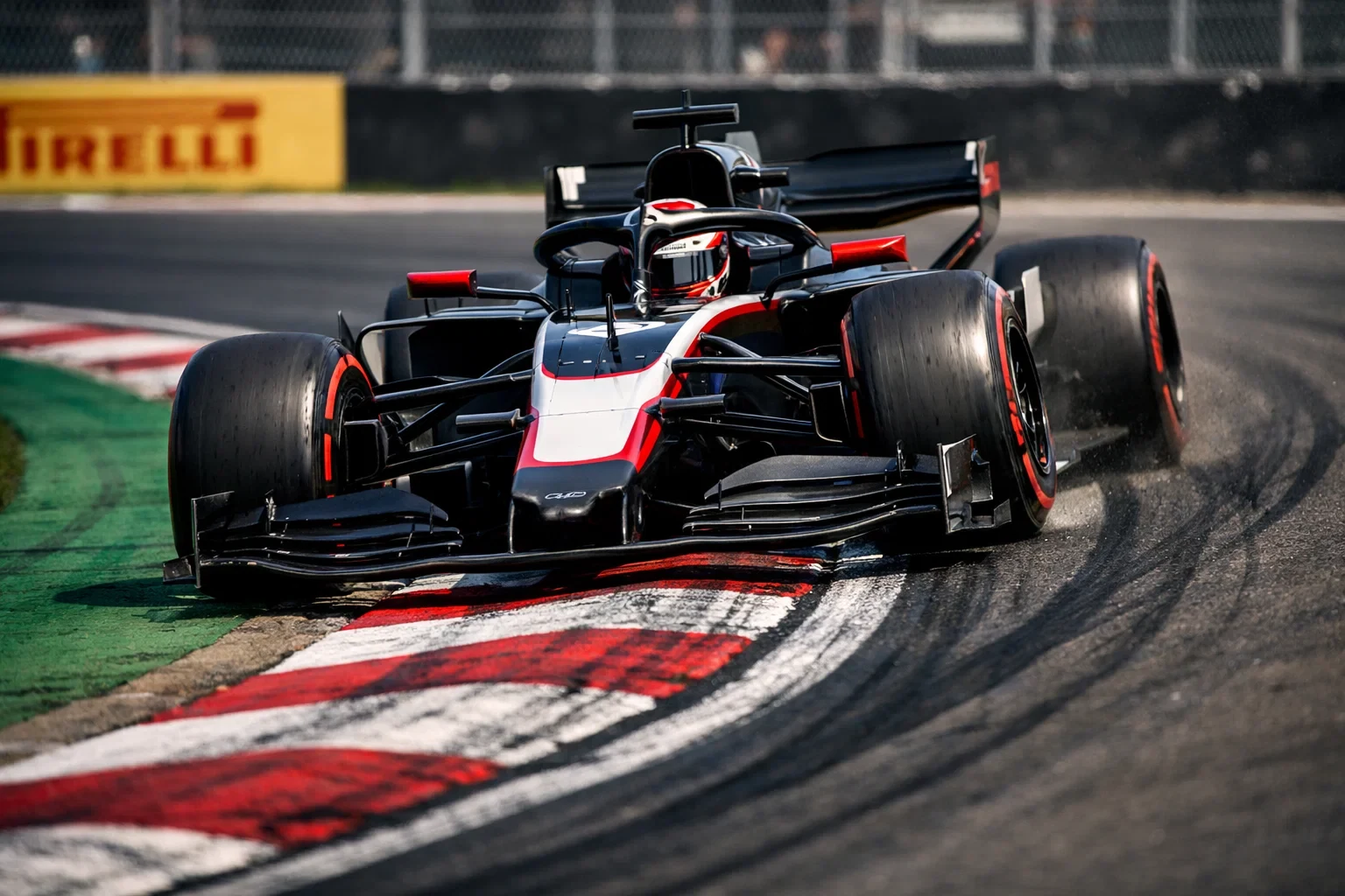 Formel 1 Wagen navigiert durch eine anspruchsvolle Kurve